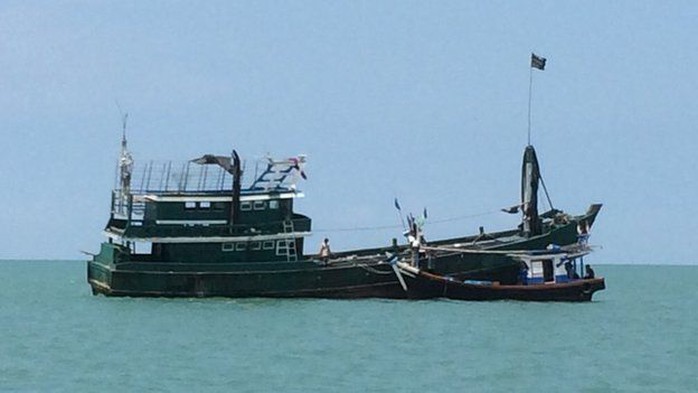 Một thuyền đánh cá nhỏ của ngư dân Indonesia chuyển người di cư vào bờ. Ảnh: BBC