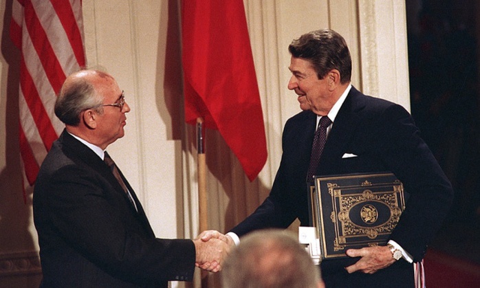 Hai nhà lãnh đạo Nga - Mỹ Mikhail Gorbachev (trái) và Ronald Reagan bắt tay năm 1987 sau khi ký kết Hiệp ước Tên lửa Tầm Trung (INFT). Ảnh: AP