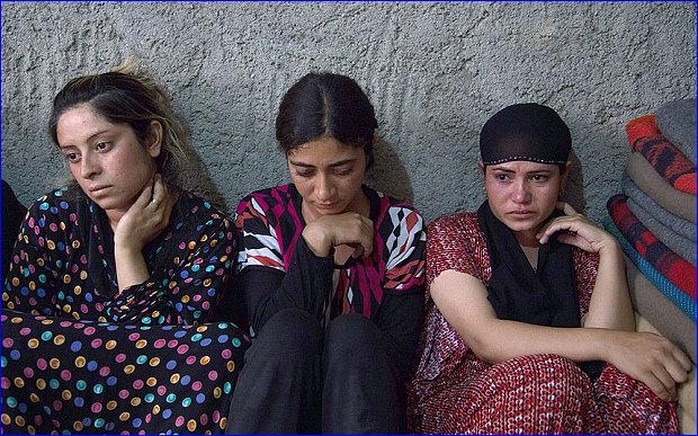 Nhiều cô gái Yazidi bị IS bắt làm nô lệ tình dục. Ảnh: REX