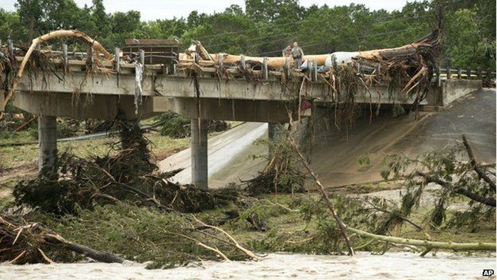 Lưu vực sông Blanco ở Texas bị tàn phá nặng nề. Ảnh: AP
