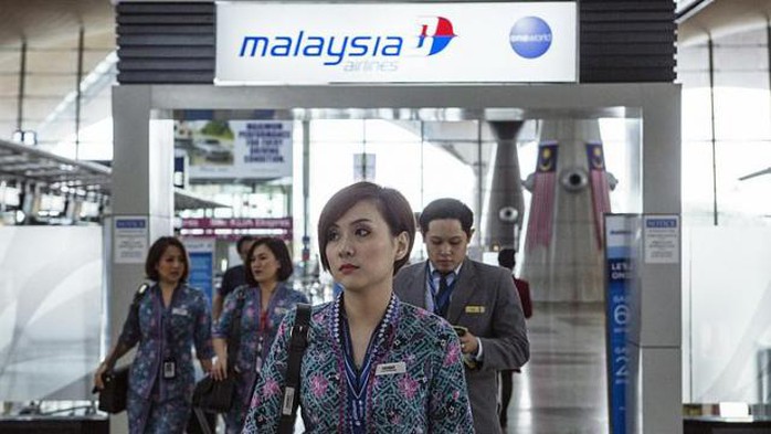 Một phi hành đoàn của MAS đi bộ qua Sân bay Quốc tế Kuala Lumpur tại Sepang - Malaysia. Ảnh: BLOOMBERG