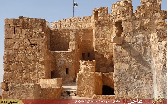IS treo cờ trên lâu đài Palmyra. Ảnh: Telegraph