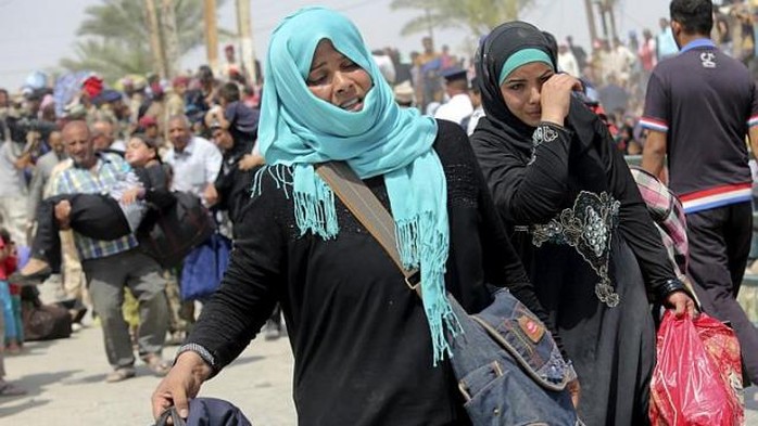 Người dân TP Ramadi chạy trốn IS sau khi nơi này thất thủ. Ảnh: Reuters
