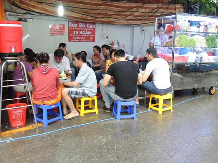 Quán Bún Bò Gân đông khách ngay từ khi mới dọn hàng.