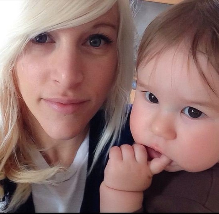 Sarah Blackwood và con trai. Ảnh: Instagram