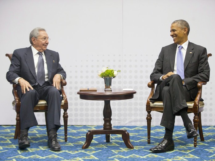 Tổng thống Mỹ Barack Obama (phải) và Chủ tịch Cuba Raul Castro gặp nhau tại Panama hồi tháng 4. Ảnh: AP