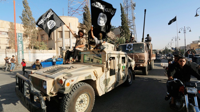 IS thu 2.300 xe Humvee của Mỹ bị quân đội Iraq bỏ lại ở TP Mosul. Ảnh: Reuters