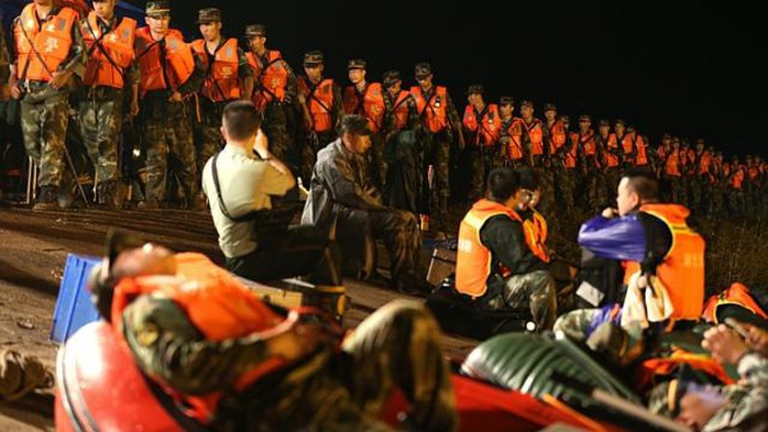 Lực lượng cứu hộ thức thâu đêm để tìm kiếm người sống sót. Ảnh: EPA