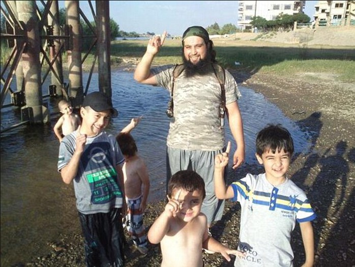 Hicham Chaib chụp ảnh cùng một đám trẻ ở Syira. Ảnh: Daily Mail