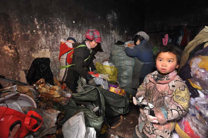 Trẻ em nông thôn Trung Quốc đối mặt với nhiều vấn đề như không được chăm sóc đầy đủ, lạm dụng tình cảm, thể chất và tình dục... Ảnh: Dongguan Today