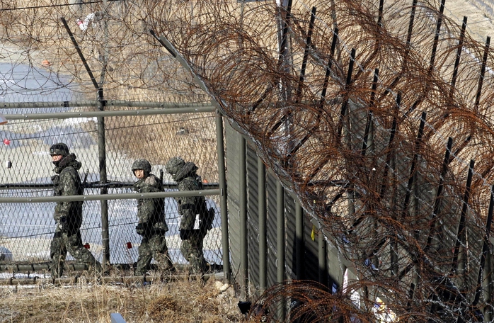 Binh sĩ Hàn Quốc tuần tra dọc Khu vực phi quân sự (DMZ). Ảnh: AP