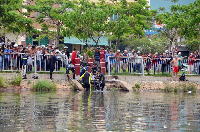 Thi thể người đàn ông được kéo lên bờ