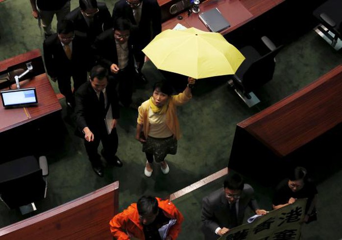Một nghị sĩ ủng hộ dân chủ cầm ô vàng phản đối cải cách bầu cử. Ảnh: Reuters
