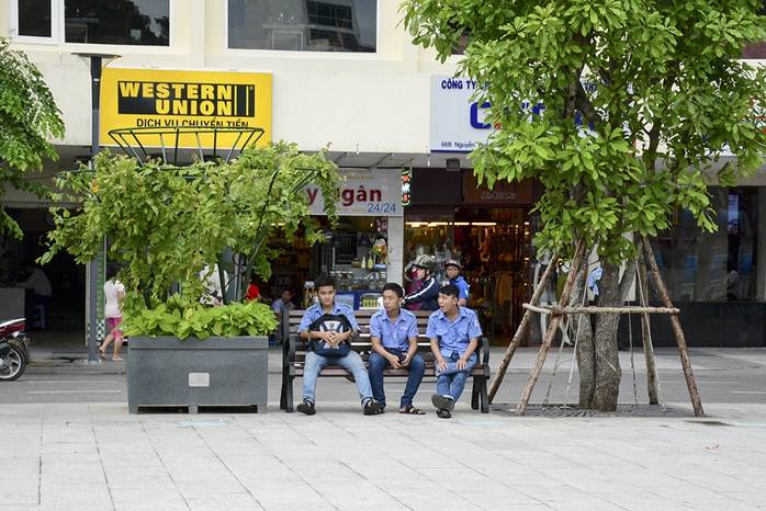 Ba sinh viên ngồi nghỉ chân trên quảng trường đi bộ. Ảnh: Thăng Bình