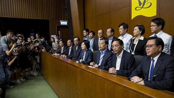 Các nhà lập pháp thân Bắc Kinh trả lời họp báo sau thất bại hôm 18-6. Ảnh: Reuters