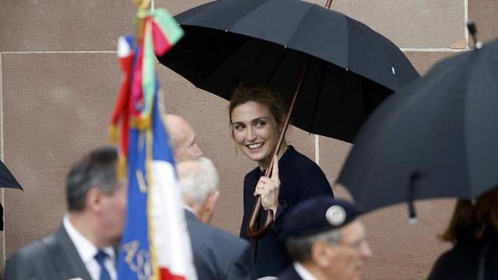 Nữ diễn viên Julie Gayet xuất hiện tại một buổi lễ tưởng niệm tướng Charles de Gaulle hôm 18-6. Ảnh: Reuters