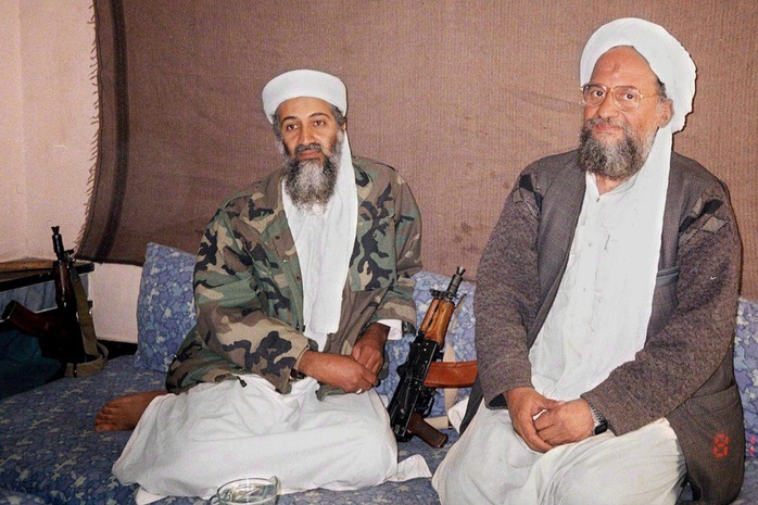 Osama Bin Laden (trái) trong một khoảnh khắc đời thường trước khi bị đặc nhiệm Mỹ giết chết. Ảnh: Aljazeera