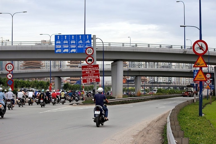 Nhiều người dân đi xe máy lên cầu vượt Cát Lái về Mai Chí Thọ dù tuyến đường này chỉ dành cho phương tiện 4 bánh