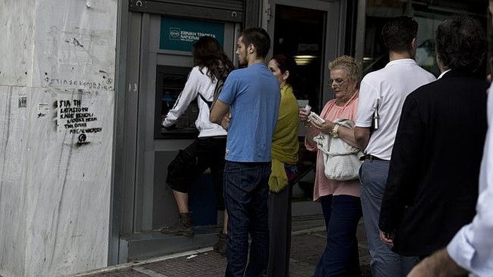 Người dân Hy Lạp chờ rút tiền ở các cây ATM của Ngân hàng Nhà nước hôm 19-6. Ảnh: AP