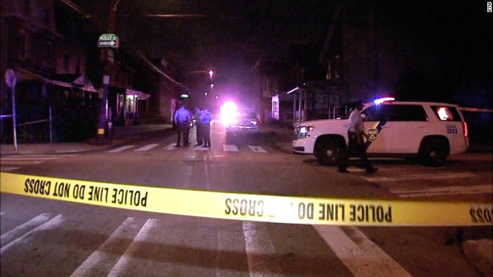 Cảnh sát phong tỏa hiện trường vụ nổ súng ở TP Philadelphia. Ảnh: CNN