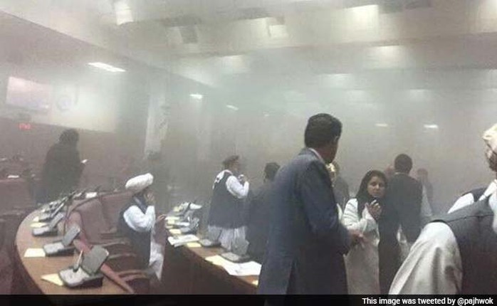 Cảnh hỗn loạn trong quốc hội Afghanistan sau khi bị đánh bom hôm 22-6. Ảnh: Twitter