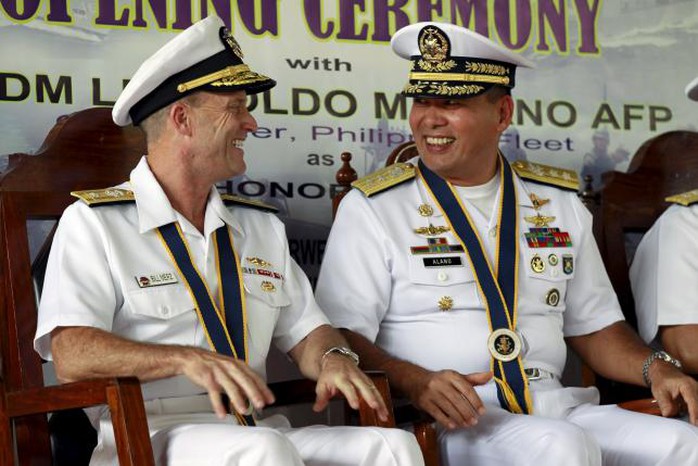 Chuẩn Đô đốc Hải quân Philippines  Leopoldo Alano (phải) trong lể khai mạc tập trận CARAT 2015 ở TP Puerto Princesa, tỉnh Palawan. Ảnh: Reuters