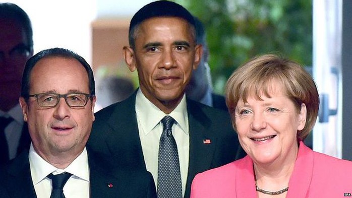 Tổng thống Mỹ Barack Obama (giữa), Tổng thống Pháp Francois Hollande (trái) và Thủ tướng Đức Angela Merkel chụp hình tại Hội nghị G7. Ảnh: EPA