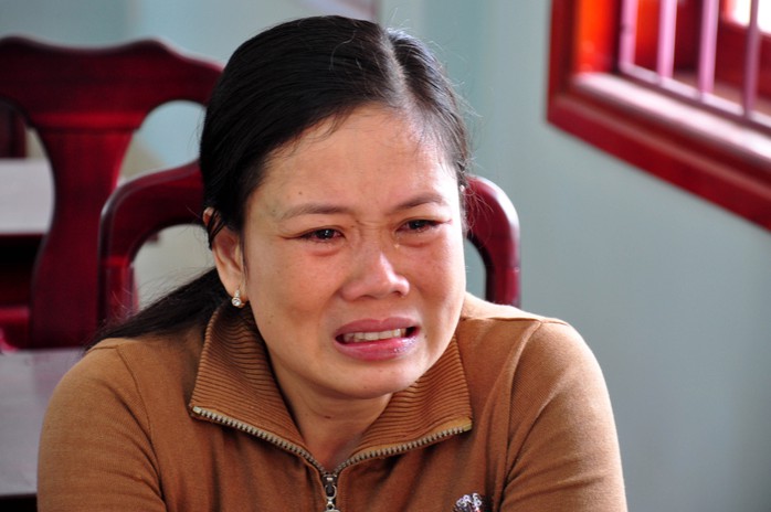 Bà Nguyễn Thị Dung, vợ thuyền trưởng Đỗ Mai Tấn khóc ngấc khi biết tin tàu của chồng gặp nạn ở Trường Sa. Ảnh: Tử Trực