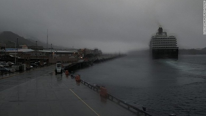 Tàu thủy MS Westerdam của Công ty Holland America Line rời cảng ở thị trấn Ketchikan, Alaska vài giờ sau vụ rơi máy bay. Ảnh: CNN