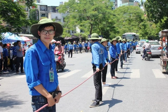 Tại ĐH Bách Khoa Hà Nội, các tình nguyện viên căng mình dưới cái nắng như thiêu như đốt