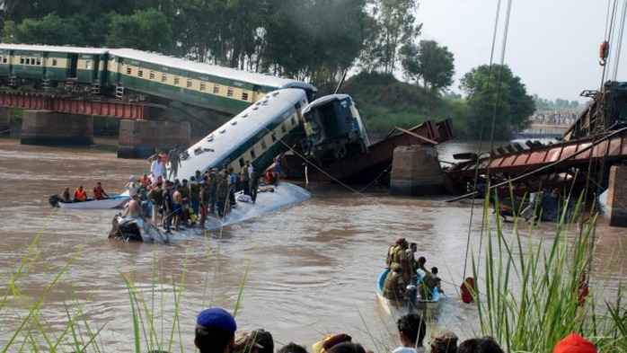 Tàu lửa chở quân đội Pakistan lao xuống kênh hôm 2-7. Ảnh: Reuters