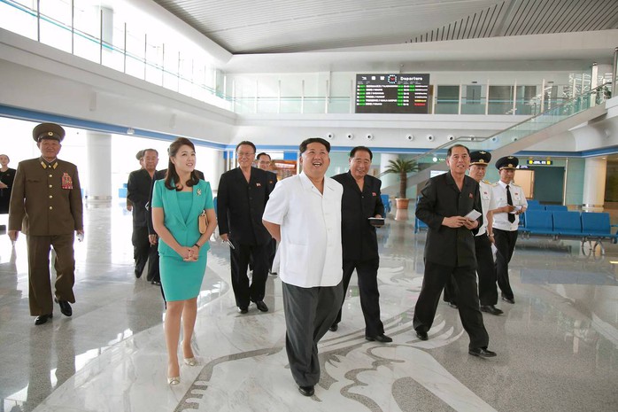 Nhà lãnh đạo Triều Tiên Kim Jong-un thăm sân bay quốc tế Bình Nhưỡng hôm 25-6. Ảnh: Reuters