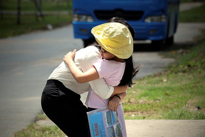 Hai chị em thí sinh Mỹ Linh ôm chầm khi nhìn thấy nhau trong sân trường