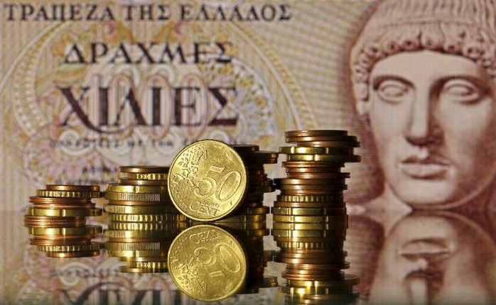 Đồng tiền euro và tờ 1.000 drachma cũ của Hy Lạp. Ảnh: Reuters