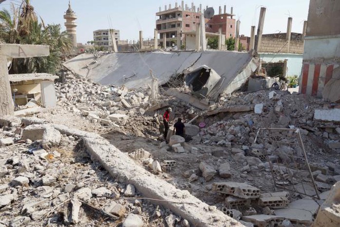 Một khu dân cư ở thị trấn Tafas - Syria bị máy bay chế độ  TT Bashar Al-Assad tàn phá. Ảnh: Reuters