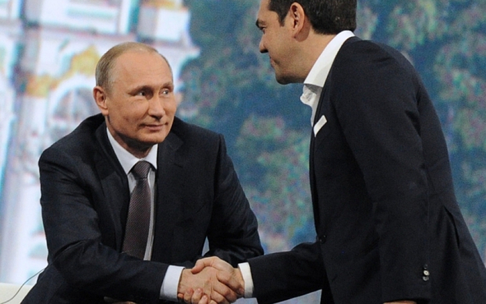 Thủ tướng Hy Lạp Alexis Tsipras (phải) trong chuyến thăm Tổng thống Nga Vladimir Putin tại Điện Kremlin. Ảnh: Telegraph
