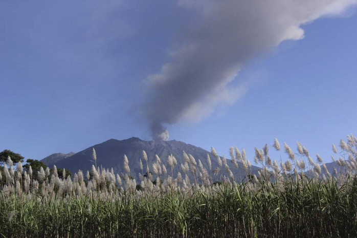 Núi lửa Raung phun tro cách đây 1 tuần. Ảnh: Reuters