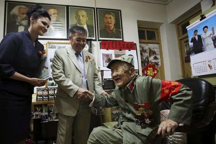 Cựu binh Trung Quốc Lu Baoping (97 tuổi), nhận được huy chương nhờ góp công trong cuộc chiến chống lại phát xít Nhật hồi Thế chiến II. Ảnh: Reuters