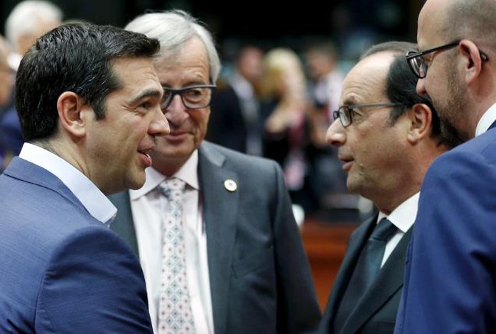 Từ trái qua: Thủ tướng Hy Lạp Alexis Tsipras, Chủ tịch Ủy ban châu Âu Jean-Claude Juncker, Tổng thống Pháp Francois Hollande và Thủ tướng Bỉ Charles Michel tham dự hội nghị thượng đỉnh các lãnh đạo khu vực đồng euro tại Brussels - Bỉ hôm 12-7. Ảnh: Reuters