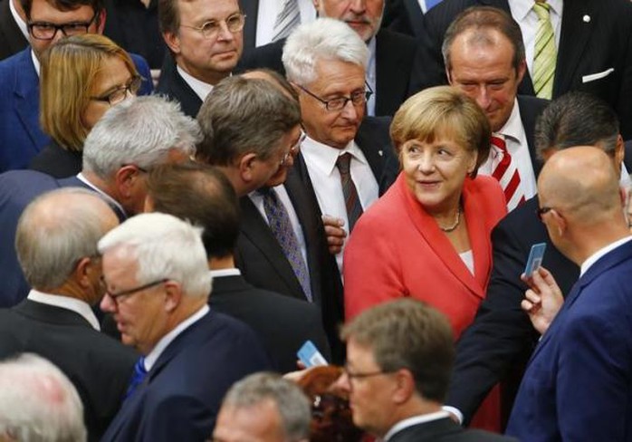 Thủ tướng Đức Angela Merkel (áo đỏ) tới Hạ viện bỏ phiếu hôm 17-7. Ảnh: Reuters