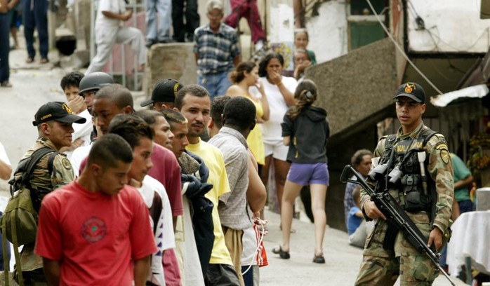 Quân đội Columbia hiện diện ở khu ổ chuột Comuna 13 năm 2002. Ảnh: Reuters