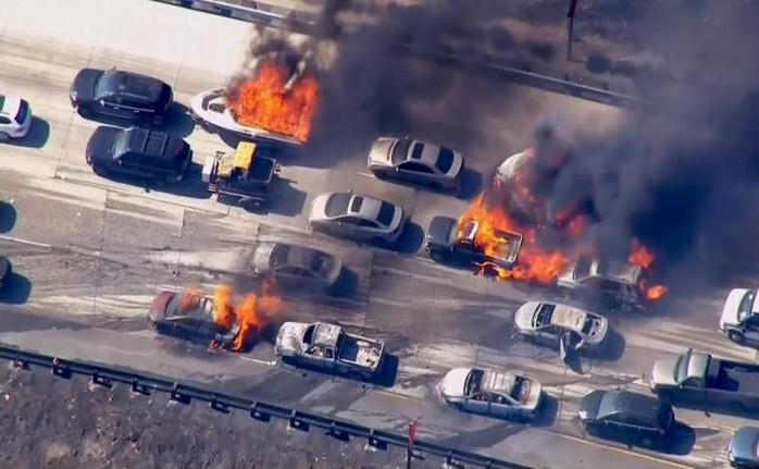 Ngọn lửa bùng lên ở đèo Cajon, dọc đường cao tốc liên bang số 15 đoạn giữa Nam California và TP Las Vegas. Ảnh: Reuters