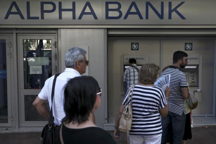 Người dân Athens rút tiền tại một trụ ATM. Ảnh: Reuters
