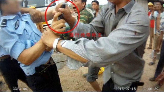 Người đàn ông họ Zhou cướp súng của cảnh sát. Ảnh: english.cri.cn
