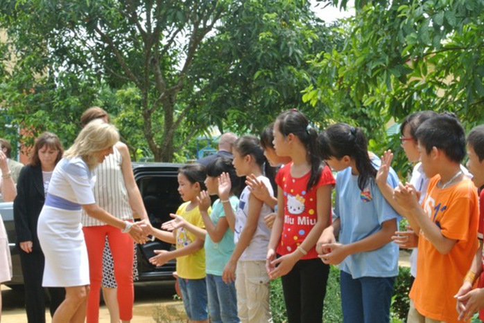 Các em nhỏ ở trại trẻ mồ côi HIV/AIDS thuộc Trung tâm chữa bệnh - giáo dục - lao động xã hội số II Hà Nội chào đón đệ nhị phu nhân Mỹ