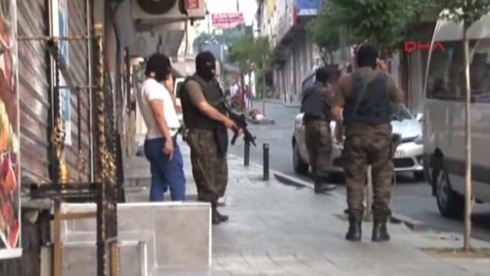 Cảnh sát Thổ Nhĩ Kỳ bắt nghi can khủng bố hôm 24-7 tại Istanbul. Ảnh: Daily Mail
