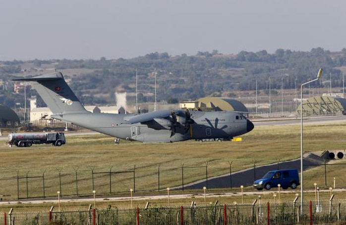 một máy bay của Không quân Thổ Nhĩ Kỳ đáp xuống căn cứ Incirlik hôm 24-7. Ảnh: Reuters