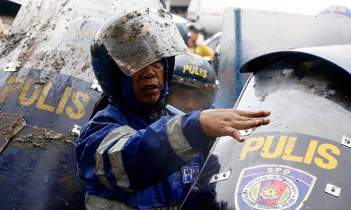 Cảnh sát chống bạo động  Philippines bên ngoài Hạ viện hôm 27-7. Ảnh: Reuters