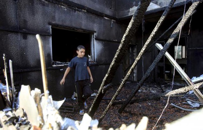 Ngôi nhà bị phóng hỏa sáng 31-7. Ảnh: Reuters
