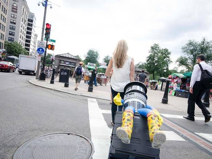 HitchBOT đi nhờ xe bất kỳ ai nó gặp trên đường. Ảnh: Independent